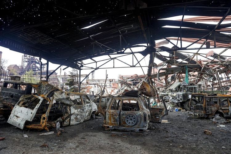 Reruntuhan kendaraan terlihat di Pabrik Metalurgi Illich Iron & Steel Works, perusahaan metalurgi terbesar kedua di Ukraina, di daerah yang dikendalikan oleh pasukan separatis yang didukung Rusia di Mariupol, Ukraina, Sabtu, 16 April 2022. 