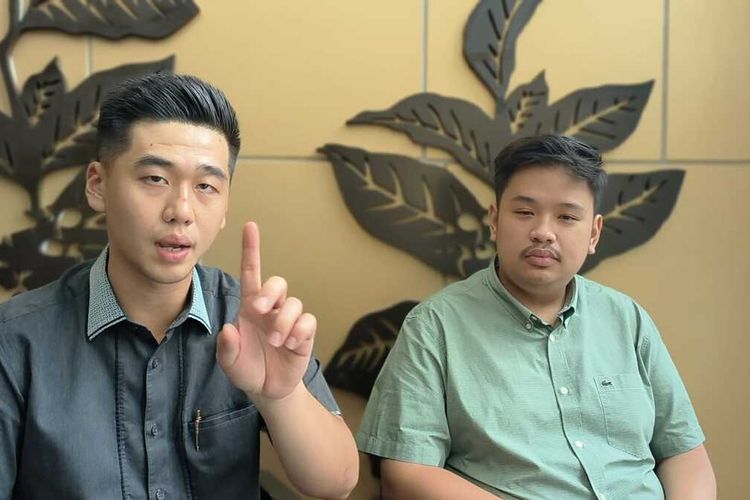HF (kanan), putra anggota DPRD Surabaya dan Billy Handiyanto (kiri) selaku kuasa hukumnya.