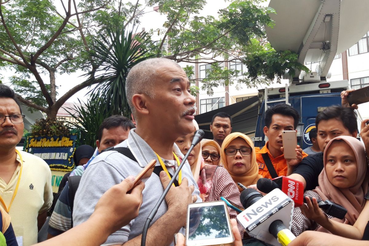 Keluarga korban Lion Air JT 610 meminta Presiden dan Basarnas untuk memperpanjang proses pencarian dan evakuasi korban, RS Polri, Kramatjati, Jakarta Timur, Rabu (7/11/2018)