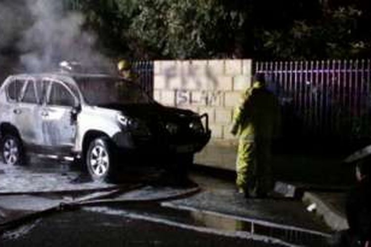 Inilah salah satu mobil yang hangus dibakar di dekat sebuah masjid di Perth, Australia Barat, Selasa (28/6/2016) malam.