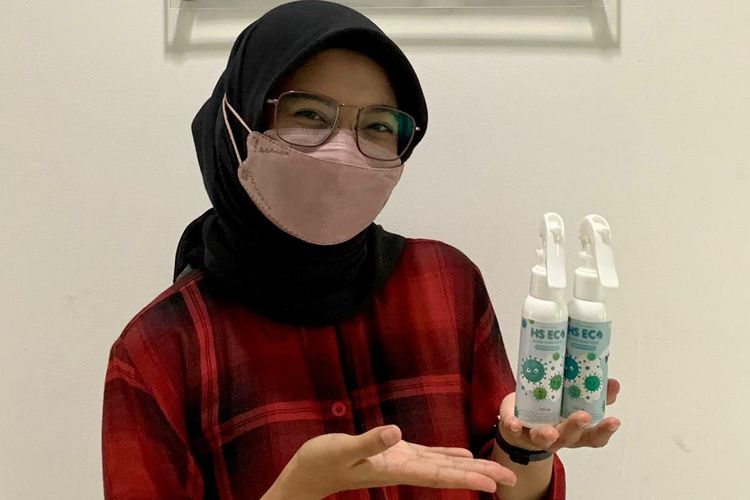 Proses Pembuatan Hand Sanitizer Berbahan Alami di Laboratorium Kimia Terintegrasi Universitas Pertamina, 2021.