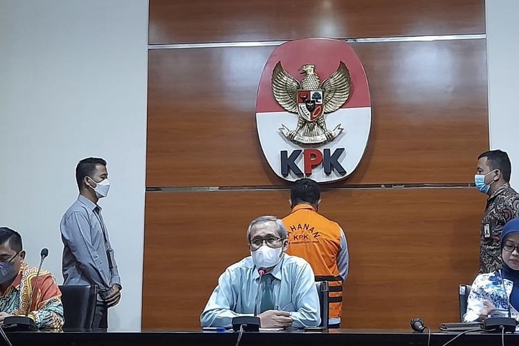 Komisi Pemberantasan Korupsi (KPK) menahan Direktur PT Solata Sukses Membangun, Marten Toding terkait kasus dugaan suap terhadap Bupati Mamberamo Tengah, Papua, Ricky Ham Pagawak pada Kamis (14/9/2022).