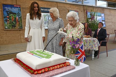 Momen Ratu Elizabeth II Pilih Pedang untuk Potong Kue: Begini Lebih Tidak Biasa
