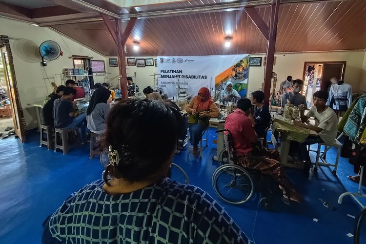Pendiri Sanggar Kresna Patra yang terletak di Desa Klewor, Kecamatan Kemusu, Boyolali, Sri Setyaningsih (43), tengah mengawasi proses pelatihan menjahit yang diikuti oleh 22 disabilitas dari berbagai daerah, termasuk luar provinsi, pada Jumat (27/6/2025) pagi. Sri sendiri merupakan disabilitas daksa. Sejak 2021, Kresna Patra telah memfasilitasi sekitar 500 penyandang disabilitas, dengan 200 di antaranya telah bekerja di perusahaan tekstil atau garmen.
