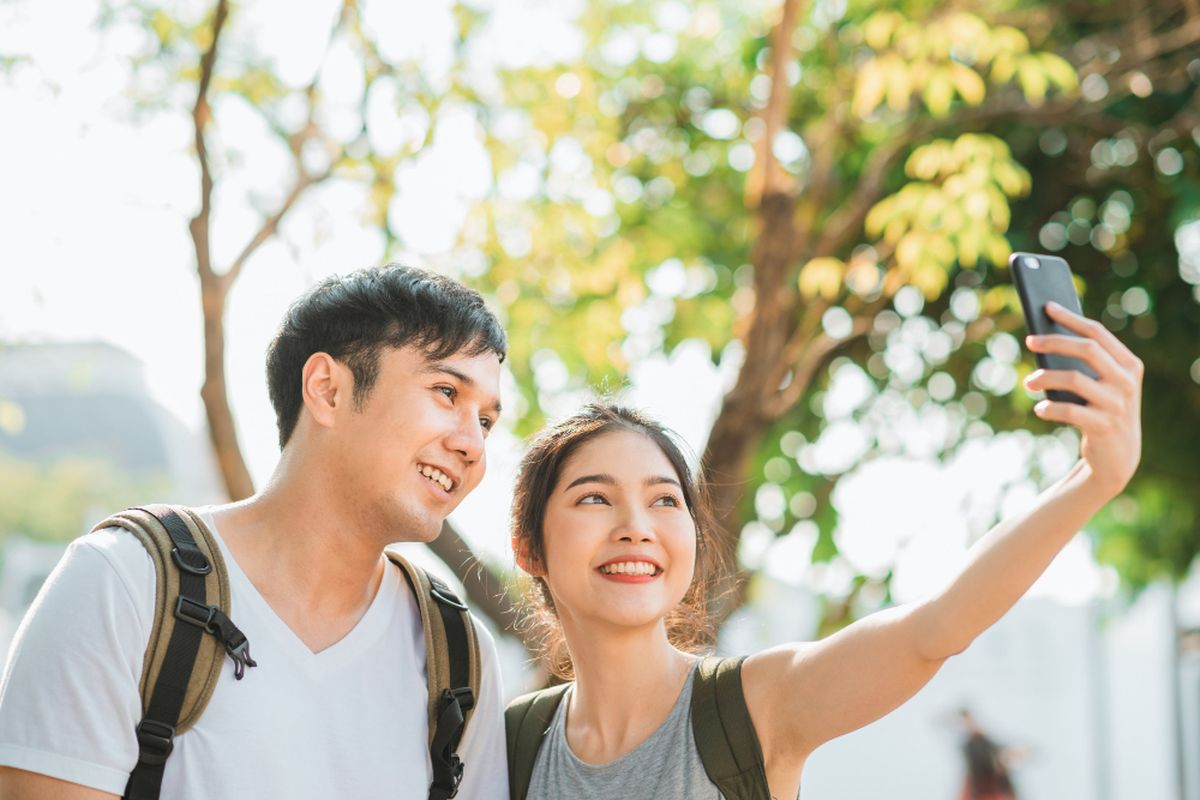 Ilustrasi pasangan sedang selfie.