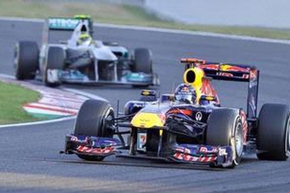 Pebalap Red Bull Racing, Sebastian Vettel (depan), dan pebalap Mercedes GP, Michael Schumacher, pada balapan di Jepang, Minggu (9/10/11).