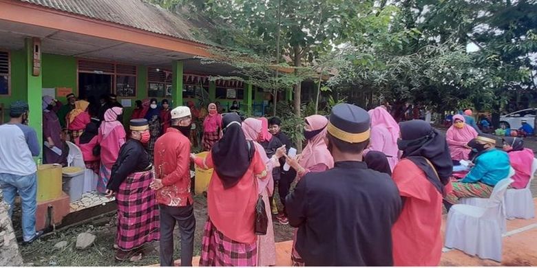 Selama dua hari, Rabu (02/12) dan Kamis (3/12), sebanyak 413 pasangan ditambah keluarga mereka berkumpul di SMPN 13 Kota Makassar.