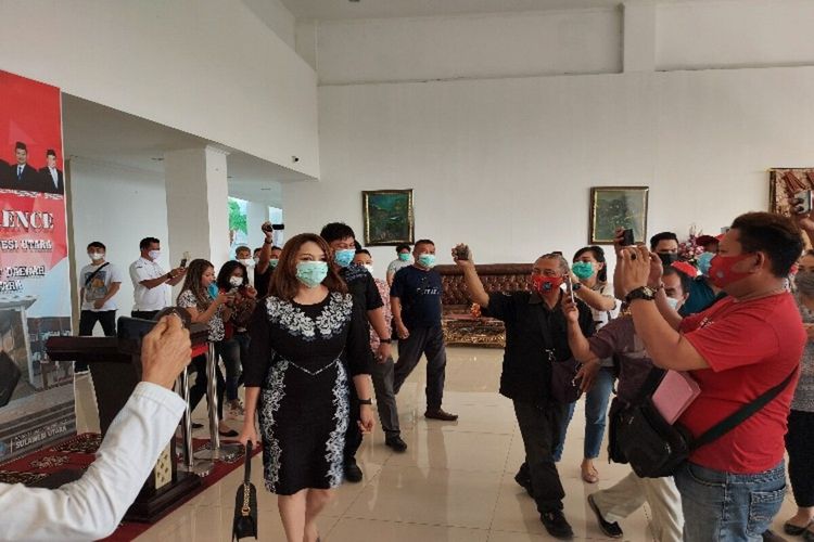 Istri Wakil Ketua DPRD Sulawesi Utara James Arthur Kojongian, Michaela Elsiana Paruntu (MEP), saat menuju ke ruangan Badan Kehormatan, Rabu (3/2/2021) pukul 15.42 WITA