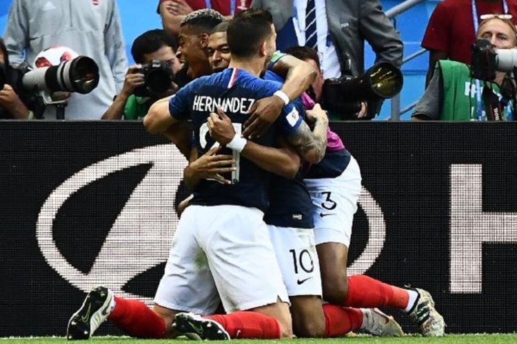 Kylian Mbappe dan Lucas Hernandez merayakan gol Perancis ke gawang Argentina pada babak 16 besar Piala Dunia 2018 di Kazan Arena, 30 Juni 2018. 