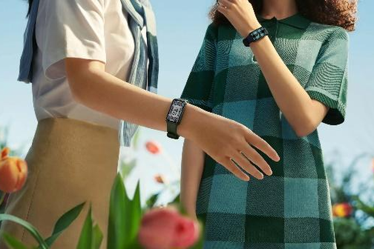 Huawei resmi meluncurkan smartband terbarunya, Huawei Band 8, ke Indonesia, pada Kamis (25/5/2023). Perangkat tersebut hadir dengan tiga warna Emerald Green, Sakura Pink, dan Midnight Black yang dibanderol mulai dari harga Rp 500 ribuan 