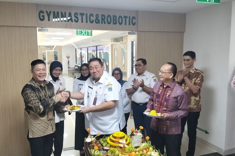 Wakil Wali Kota Jakarta Pusat, Eric Phahlevi Zakaria Lumbun, berjabat tangan dengan Direktur RSU Hermina Kemayoran, dr. Roni Albert Wijaya, dalam peresmian layanan Rehabilitation Robotic & Sports Clinic, Rabu (30/7/2025).