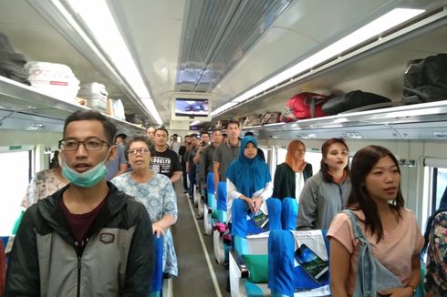 Suasana Haru Saat Penumpang di Dalam Kereta Bernyanyi Indonesia Raya di HUT RI ke-74...