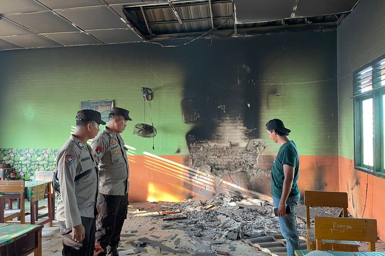 Polisi melihat ruang sekolah MTs Negeri Manggar, Belitung Timur, Babel yang terbakar, Senin (30/10/2023).