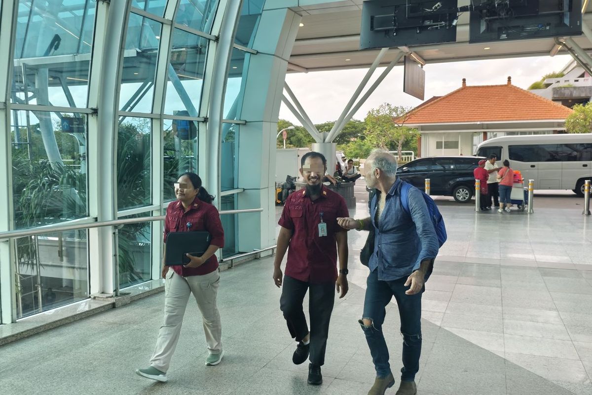 FBC (55), jurnalis asal Spanyol saat dideportasi melalui Bandara Internasional I Gusti Ngurah Rai, Bali, pada Jumat (20/12/2024). /Dok. Kemenkumham Bali