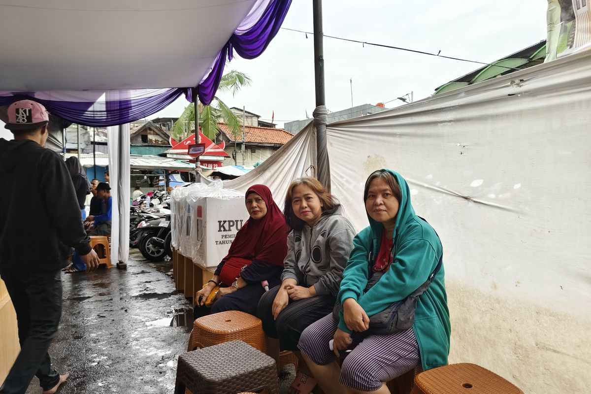 Hana, Kiki, dan Budiati, warga RW 03 yang rela terjang banjir demi nyoblos di TPS 037 Petamburan, Kecamatan Tanah Abang, Jakarta Pusat, Rabu (14/2/2024). 