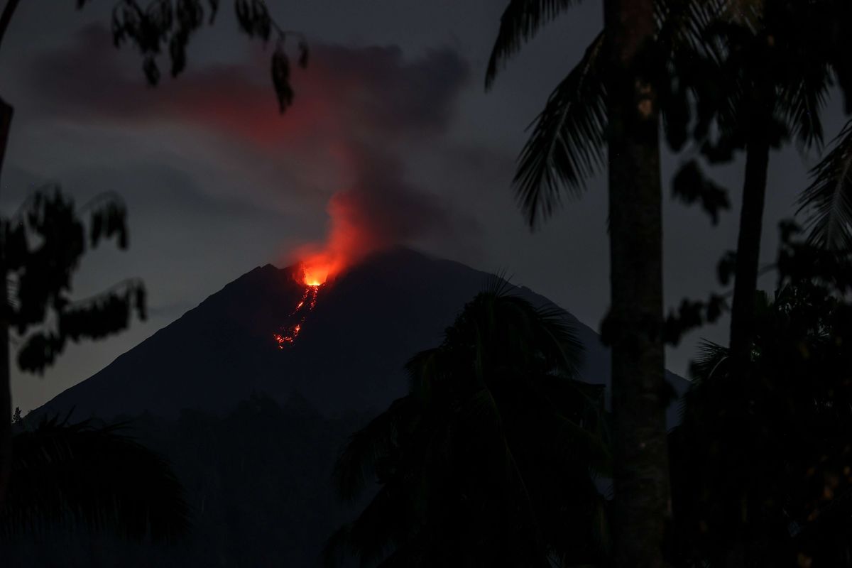 Gunung Semeru mengeluarkan lava pijar terlihat dari Kampung Renteng, Desa Sumberwuluh, Lumajang, Jawa Timur, Senin (6/12/2021). Pusat Vulkanologi dan Mitigasi Bencana Geologi meminta warga di sekitar kawasan Gunung Semeru tetap waspada karena potensi erupsi Gunung Semeru masih bisa terus terjadi.