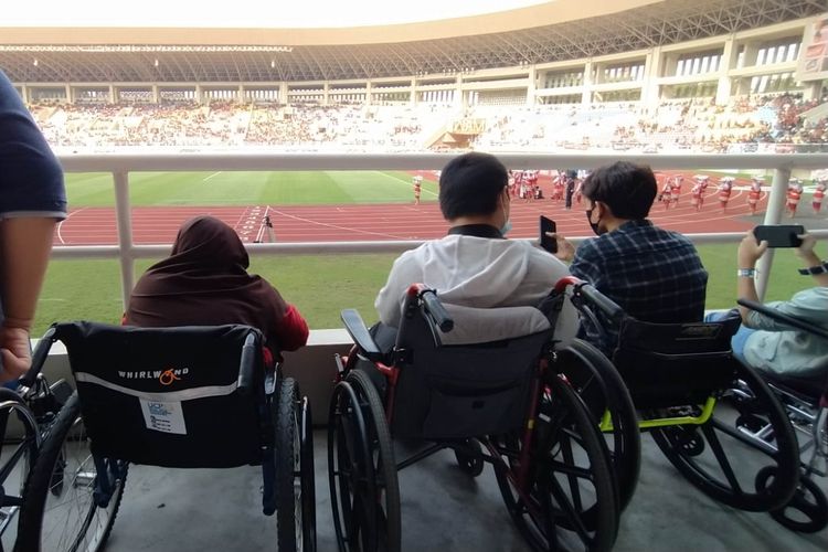 Suporter disabilitas pada laga Persis Solo vs PSS Sleman, Sabtu (11/6/2022) di Stadion Manahan, Solo.