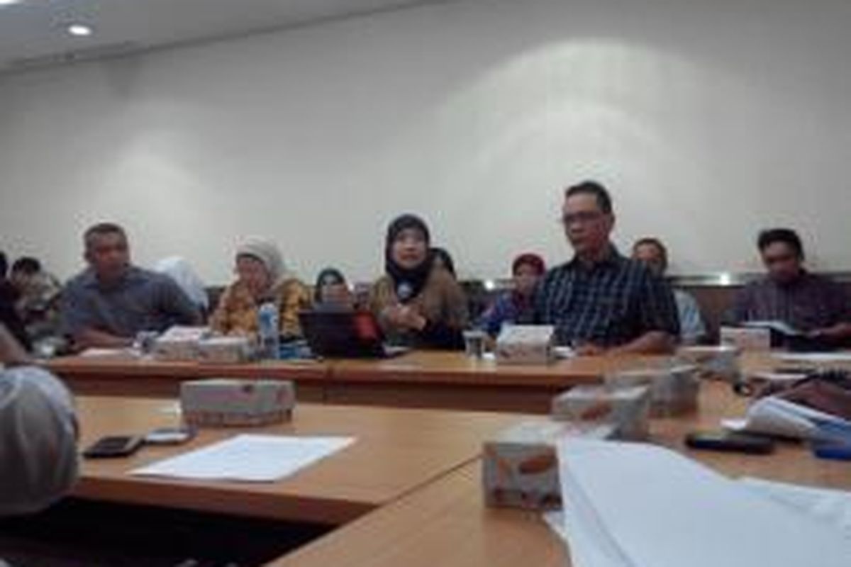 Sejumlah warga Bidara Cina, Jatinegara, Jakarta Timur, mengadu sejumlah permasalahan mengenai proses penertiban di wilayahnya kepada anggota DPRD DKI, Selasa (8/9/2015). 