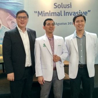 Dari kiri, dr. Yanwar Hadiyanto, CEO RS Pondok Indah Group, dr. Hery Tiera, spesialis bedah urologi, dan dr. Wishnu Aditya, spesialis jantung dan pembuluh darah, dari RS Pondok Indah dalam kegiatan Solusi Minimal Invasive, di Jakarta, Rabu (29/08/2018).