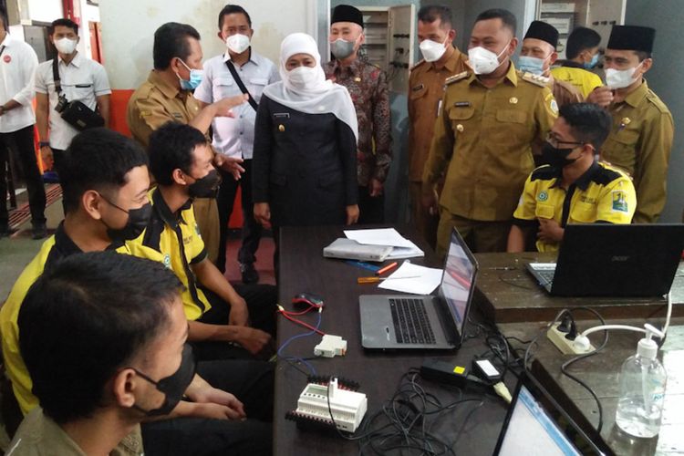 Gubernur Jawa Timur Khofifah Indar Parawansa (tengah), saat meninjau pelaksanaan PTM di SMK Negeri 1 Cerme, Selasa (4/1/2022).