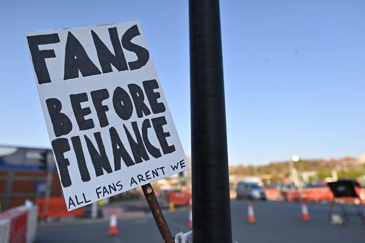 Plakat berisi pesan menentang European Super League (ESL) terpasang di luar stadion Elland Road jelang pertandingan Liga Premier Inggris Leeds United vs Liverpool, pada Senin (19/4/2021).