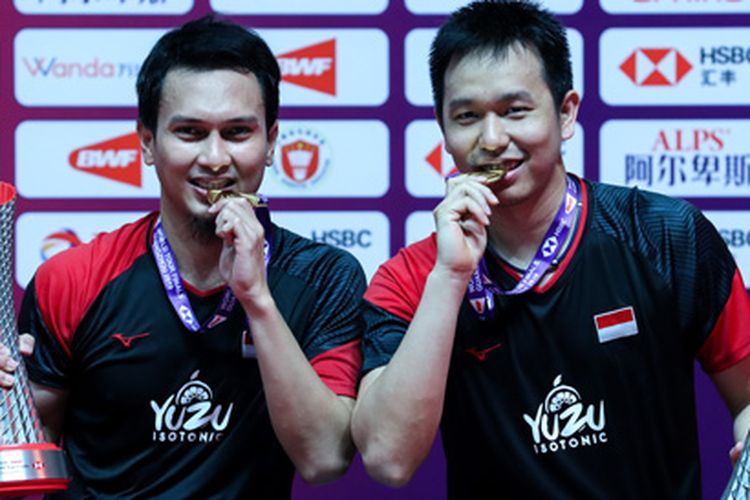 Mohammad Ahsan/Hendra Setiawan memamerkan medali dan trofi juara BWF World Tour Finals, Minggu (15/12/2019) di China.