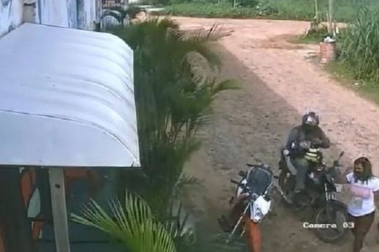 Potongan rekaman CCTV memerlihatkan Dayane Rafaelle da Silva Rodrigues datang ke sebuah bar dan menembaki pengunjung termasuk suaminya. Seorang perempuan yang kebetulan tengah minum bersama si suami tewas ditembak di kepala.(Newsflash via The Sun)
