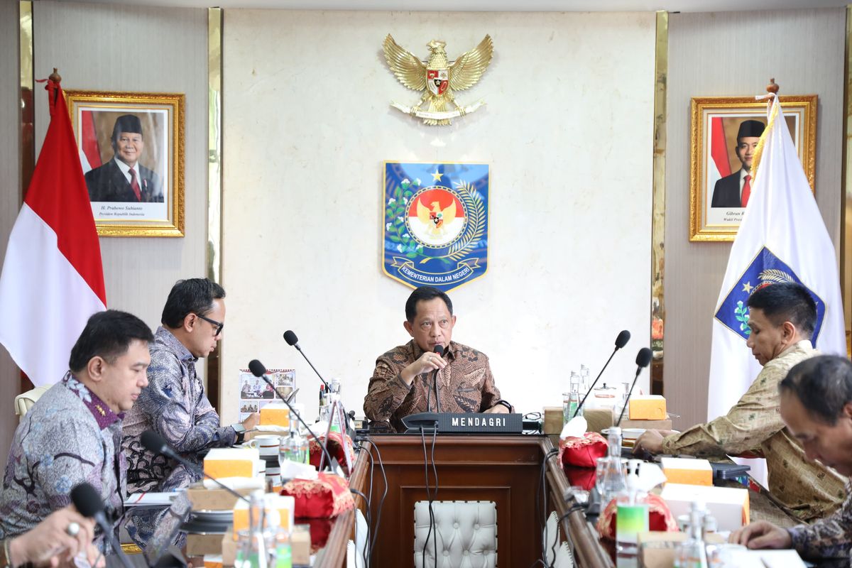 Menteri Dalam Negeri (Mendagri) Muhammad Tito Karnavian memimpin Rapat Internal Percepatan Penyiapan Lahan dan Bangunan Kopdeskel Merah Putih di Ruang Rapat Mendagri, Kantor Pusat Kementerian Dalam Negeri (Kemendagri), Jakarta, Kamis (30/10/2025).