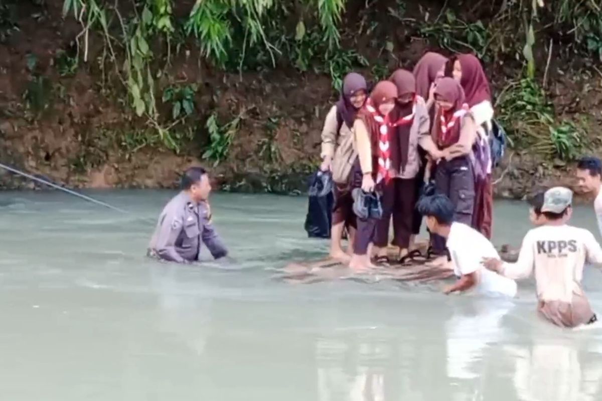 Siswa Demi Anaknya Mengikuti Ujian Akhir Warga Polman Bikin Rakit Sambil Tandu Anaknya ke Sekolah