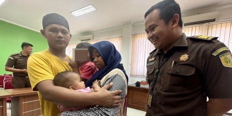 Kasi Pidum Kejari Kabupaten Pasuruan, Yusuf Akbar Amin tersenyum melihat kebahagiaan M Gufron bersama anak dan istrinya setelah bebas dari tuntutan pidana setelah melalui proses restorative justice. 
