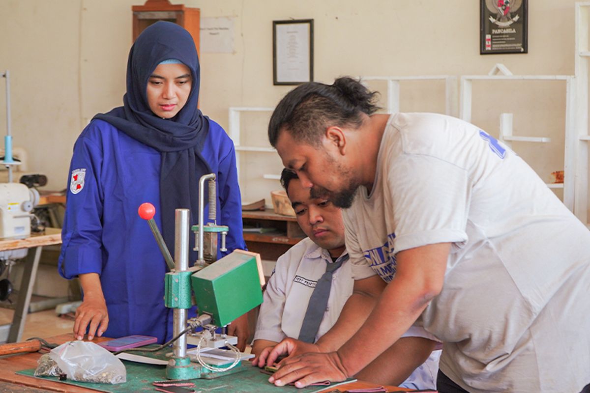 Brand alas kaki kulit asal Surabaya Jim Joker menggandeng para pelajar dari  SMKN 12 Surabaya untuk membuat merchandise produk dari limbah kulit sapi. 