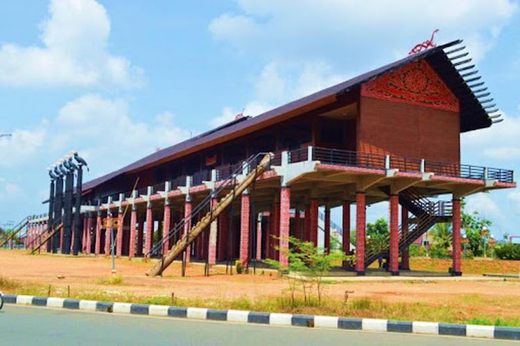 Rumah Panjang adalah rumah adat yang menjadi landmark Kalimantan Barat.