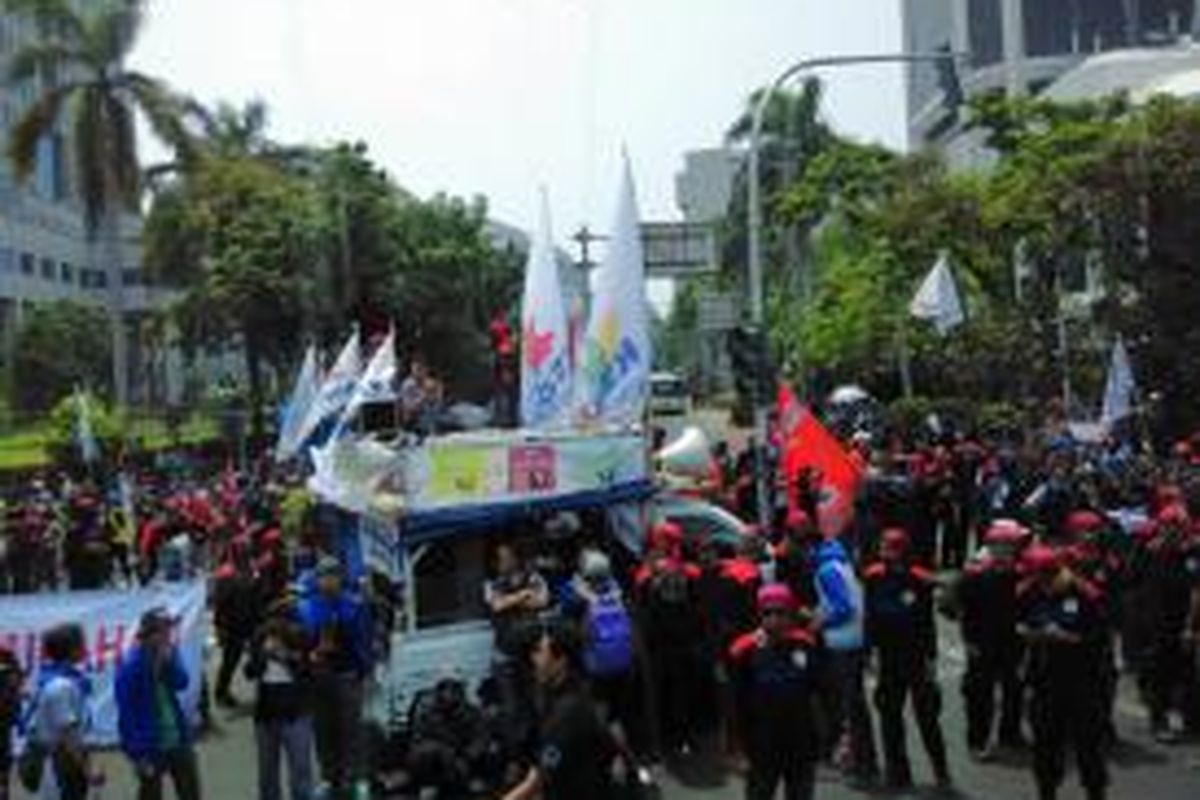 Ribuan buruh telah berkumpul di kawasan Patung Kuda Arjuna Wijaya, di Silang Monas sebelum memulai demonstrasi pada Jumat siang