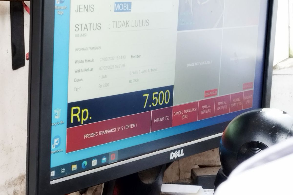 Pengendara mobil roda empat yang belum lolos uji emisi diharuskan membayar parkir sebesar Rp7500 di plataran parkir IRTI Monas, Jakarta Pusat, Selasa (7/2/2023). (KOMPAS.com/XENA OLIVIA)