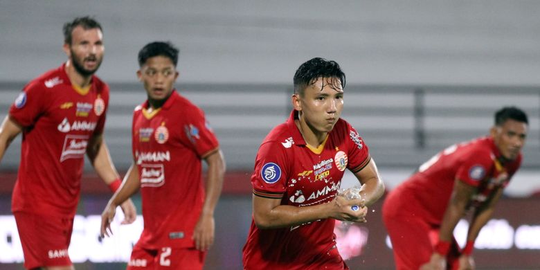 Pemain Persija Jakarta Syahrian Abimanyu saat pertandingan pekan 25 Liga 1 2021-2022 melawan Persebaya Surabaya yang berakhir dengan skor 3-3 di Stadion Kapten I Wayan Dipta Gianyar, Senin (14/2/2022) malam.