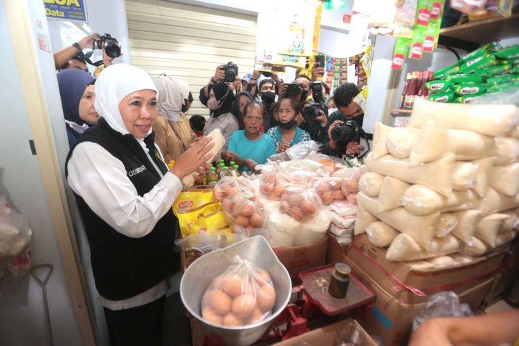 CEK—Gubernur Jawa Timur, Khofifah Indar Parawansa mengecek kondisi harga pangan di Pasar Legi Ponorogo.  Hasil pengecekan orang nomer satu di Jawa Timur mendapati keberadaan minyakita tidak ada di Pasar Legi Ponorogo, Selasa (4/4/2023).