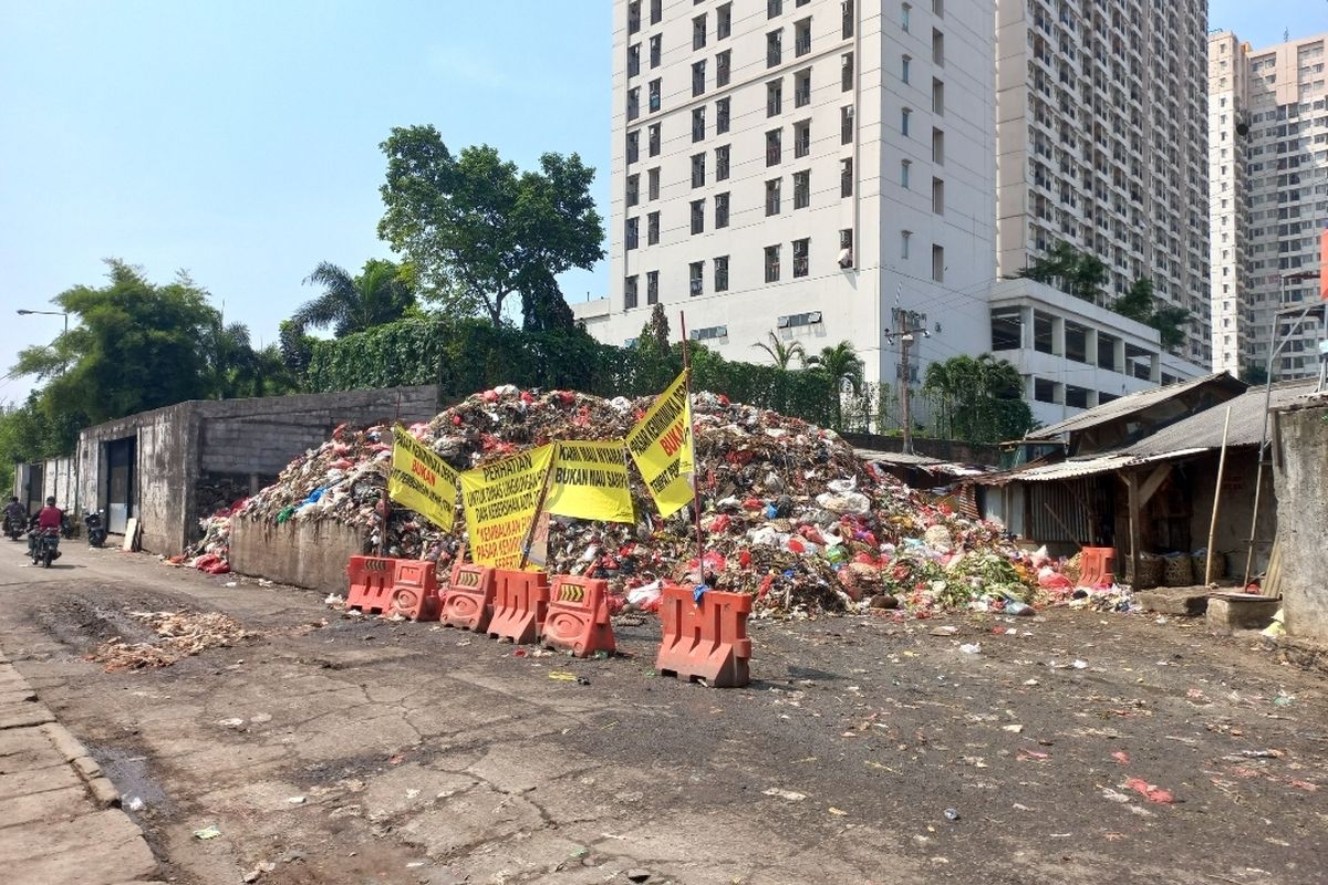 Sejumlah spanduk protes pedagang terhadap kondisi tempat pembuangan sementara (TPS) Pasar Kemiri Muka, Depok, masih membentang pada Jumat (2/6/2023).