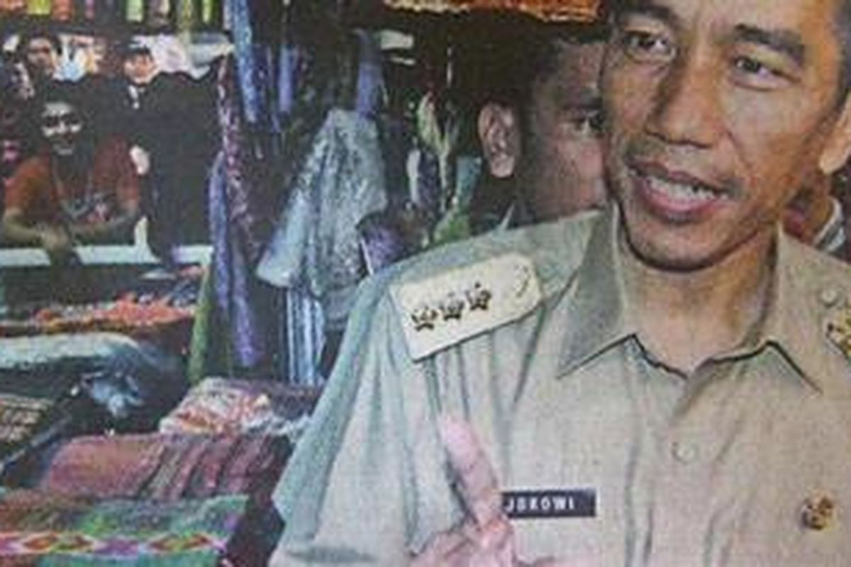Gubernur DKI Jakarta mengenakan baju dinas untuk pertama kalinya saat mengunjungi Pasar Senen, Jakarta Pusat, Rabu (24/10/2012). Pada papan nama yang terpasang di dadanya tertera Jokowi.