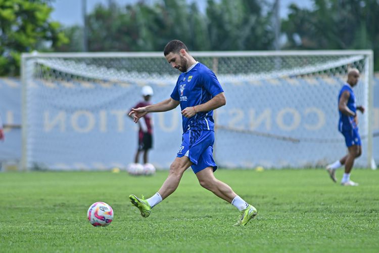 Luciano Guaycochea dalam sesi latihan perdana Persib Bandung di masa pramusim Liga 1 2025-2026, Senin (30/6/2025) di lapangan pendamping Stadion Gelora Bandung Lautan Api (GBLA).