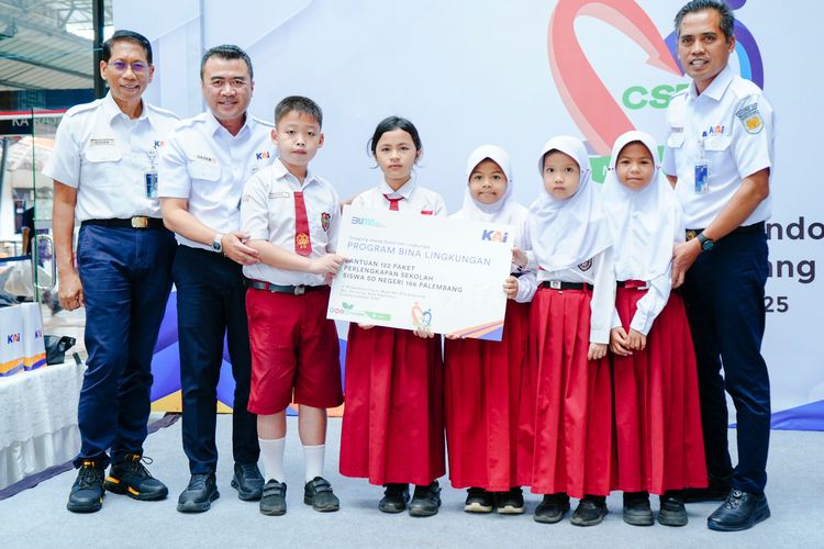 PT Kereta Api Indonesia (KAI) (Persero) memberikan bantuan perwakilan siswa kurang mampu dan fasilitas sekolah untuk SDN 166 Palembang di Stasiun Kertapati, Palembang, Rabu (8/1/2024).