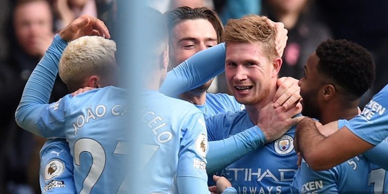 Gelandang Man City, Kevin De Bruyne, merayakan gol bersama rekan setimnya usai menjebol gawang Chelsea dalam laga Liga Inggris di Stadion Etihad, Sabtu 15 Januari 2022.