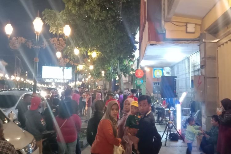 Suasana pedestrian di Kawasan Kayutangan, Jalan Jenderal Basuki Rahmat, Kota Malang saat malam hari beberapa waktu lalu.