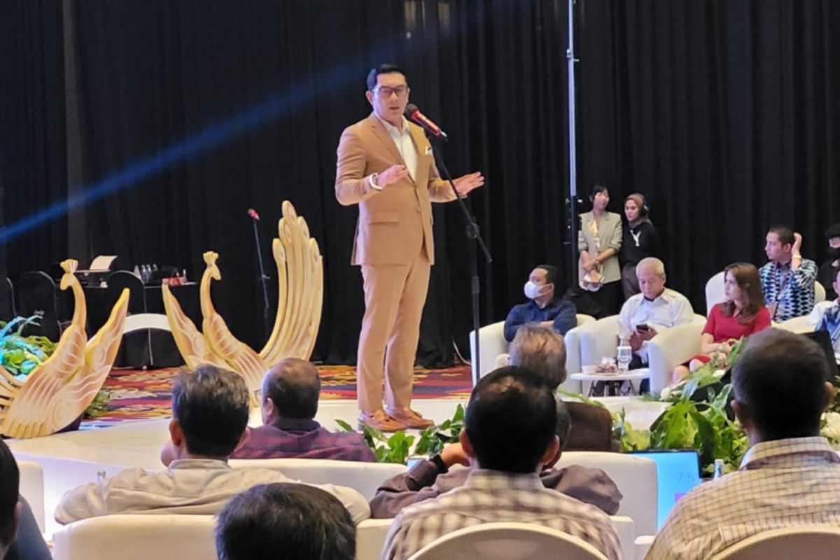 Gubernur Jawa Barat Ridwan Kamil saat menghadiri Forum Investasi Jawa Barat 2023 di The Trans Luxury Hotel, Kota Bandung, Jawa Barat, Selasa (28/2/2023).