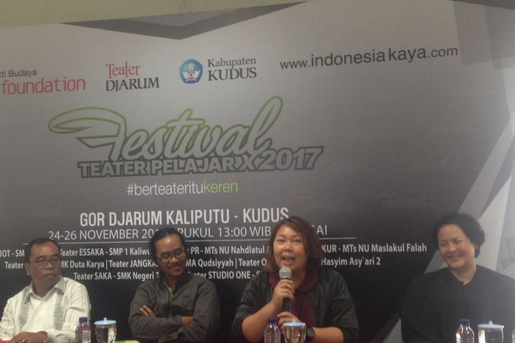 Konferensi pers Festival Teater Pelajar 2017 atau yang ke-10 di GOR Djarum Kaliputu, Kudus, Jawa Tengah, Minggu (26/11/2017)