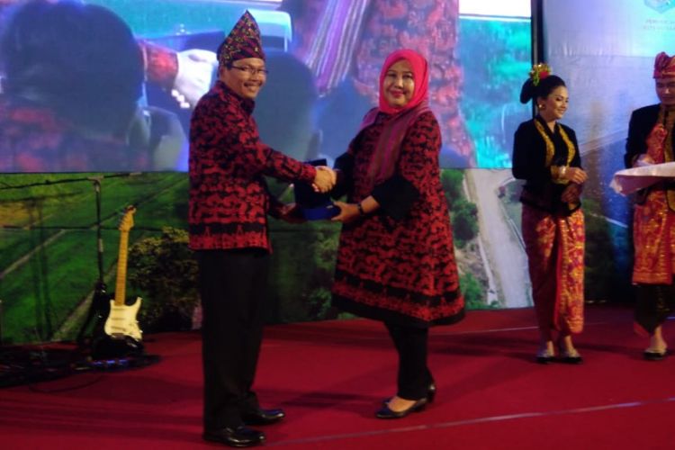 Sekretaris Daerah Provinsi Nusa Tenggara Barat Rosiady Husaenie Sayuti menerima penghargaan dari Sekretaris Jenderal  Kementerian Pekerjaan Umum dan Perumahan Rakyat (PUPR) Anita Firmanti dalam Seminar Bendungan Besar Nasional di Lombok, Nusa Tenggara Barat, Jumat (25/5/2018).
