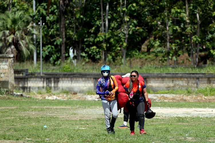 Dua orang atlet cabor paralayang seusai latihan terbang untuk persiapan PON XX Papua 2021 take off dari Bukit Kampung Buton Skyline Kota Papua, Sabtu (25/9/2021) siang.