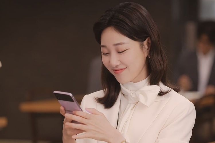 Ha Yun Kyung memerankan karakter Choi Su Yeon, rekan kerja Woo Young Woo (Park Eun Bin) di drama Extraordinary Attorney Woo.