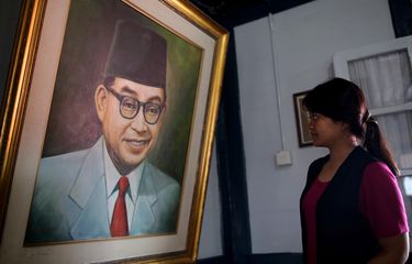 Bapak Koperasi Indonesia adalah Bung Hatta. Suasana pengunjung di Museum Rumah Kelahiran Bung Hatta di Jl. Soekarno Hatta No.37, Bukittinggi, Sumatera Barat, Minggu (30/4/2017). Pengunjung dapat melihat silsilah keluarga Bung Hatta lewat dokumentasi dan informasi yang dipajang di pigura, serta untuk mengunjungi rumah kelahiran Bung Hatta tak dipugut biaya alias gratis, buka setiap hari dari Senin sampai Minggu dari pukul 08.00-18.00.