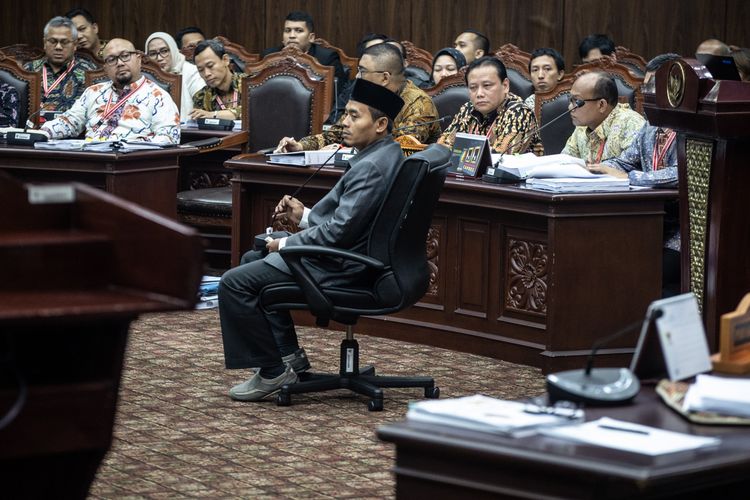 Saksi dari pihak terkait Anas Nashikin (tengah) mengikuti sidang Perselisihan Hasil Pemilihan Umum (PHPU) presiden dan wakil presiden di Gedung Mahkamah Konstitusi, Jakarta, Jumat (21/6/2019). Sidang tersebut beragendakan mendengar keterangan saksi dan ahli dari pihak terkait yakni paslon nomor urut 01 Joko Widodo (Jokowi)-Maruf Amin. 
