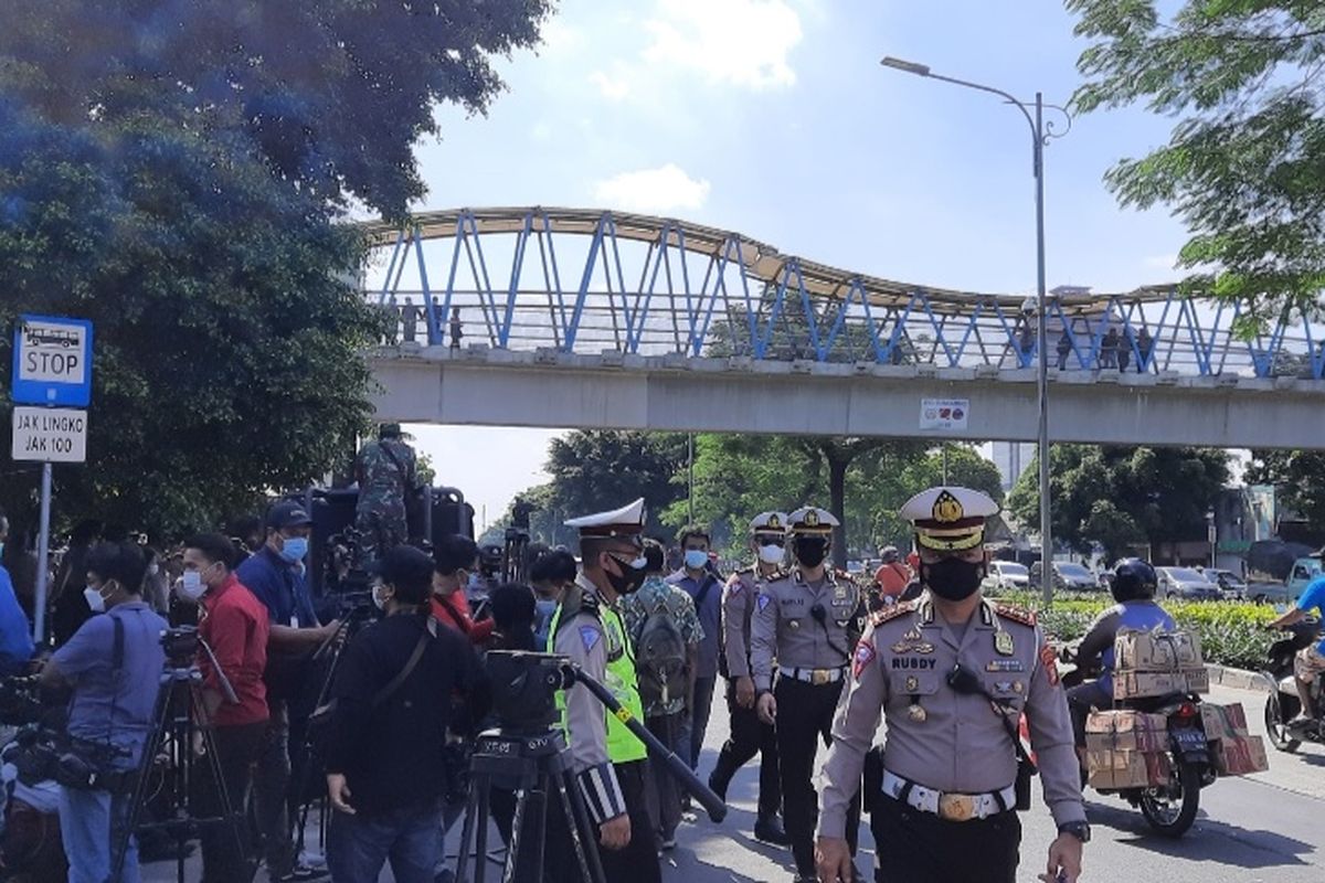 Suasana arus lalu lintas di depan Pengadilan Negeri Jakarta Timur pada Jumat (26/3/2021) menjelang sidang Rizieq Shihab.
